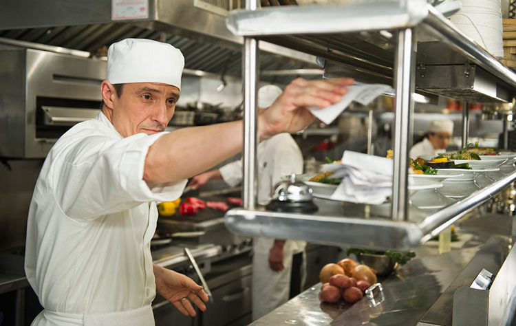 Koch in Südtiroler Gastronomie - Betriebsversicherung mit Gastropool