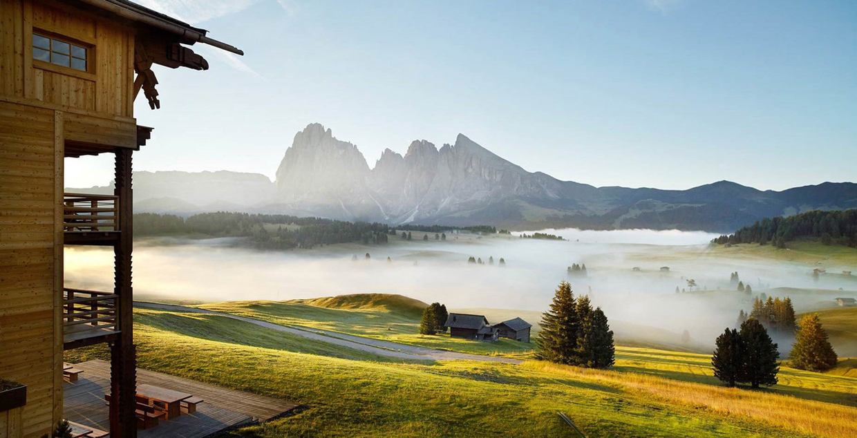 Aussicht Seiser Alm Südtirol - Adler Mountain Lodge versichert dank Hotelversicherung von Gest Broker