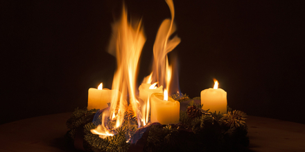 Christbaum oder Adventskranz brennt