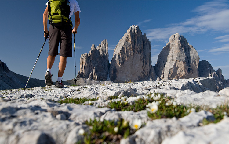 Sicher wandern in den Dolomiten mit Stöcken und Privatversicherung von Gastropool